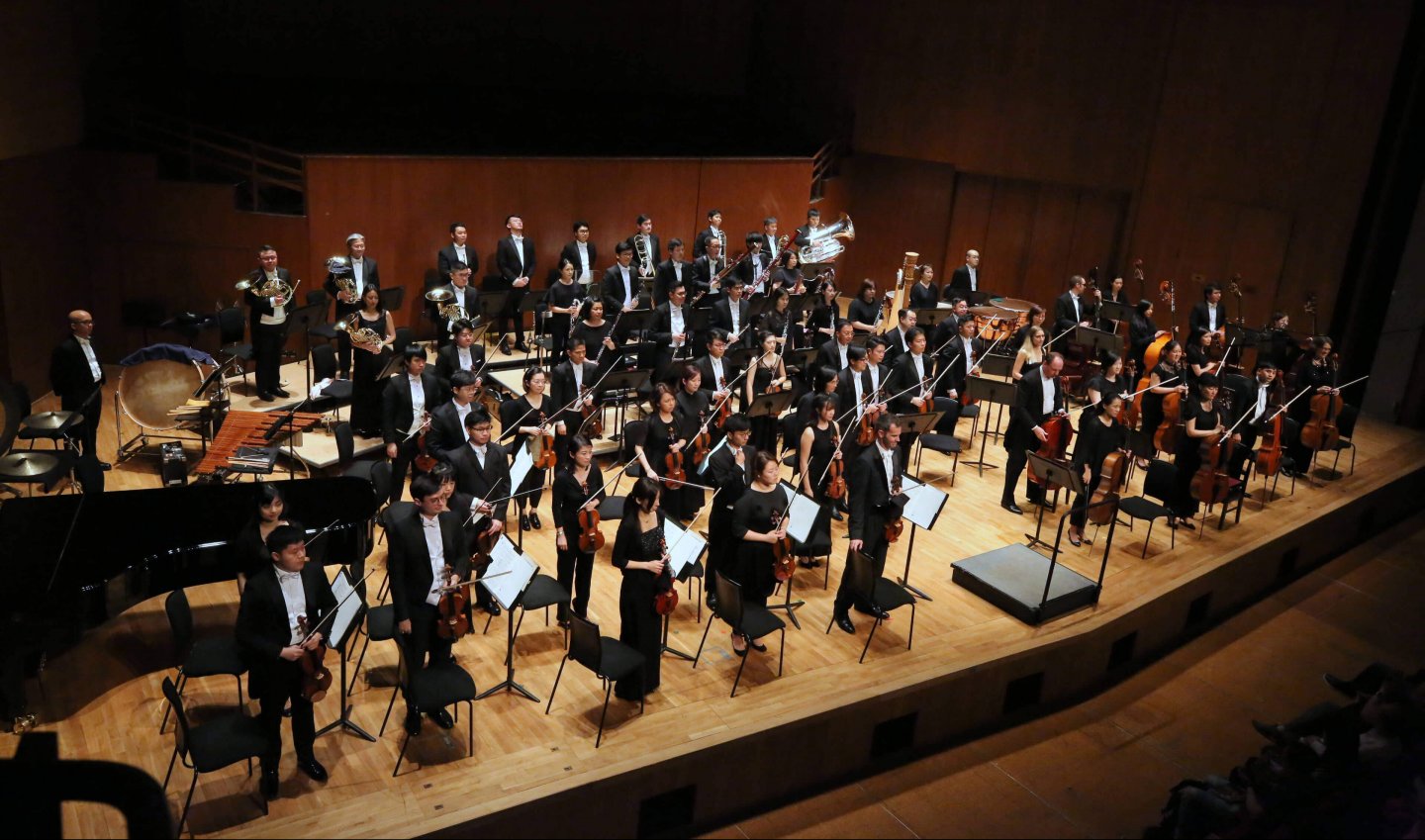 香港小交響樂團眾樂師於香港大會堂音樂廳舞台上合影